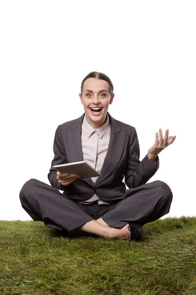 Geschäftsfrau sitzt auf Gras — Stockfoto