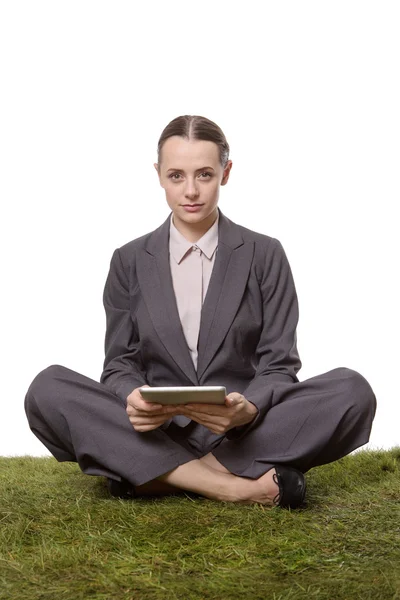 Business woman sitting on grass — Stock Photo, Image