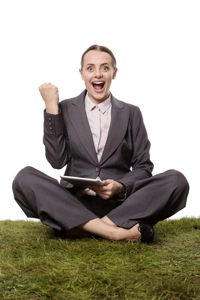 Geschäftsfrau sitzt auf Gras — Stockfoto