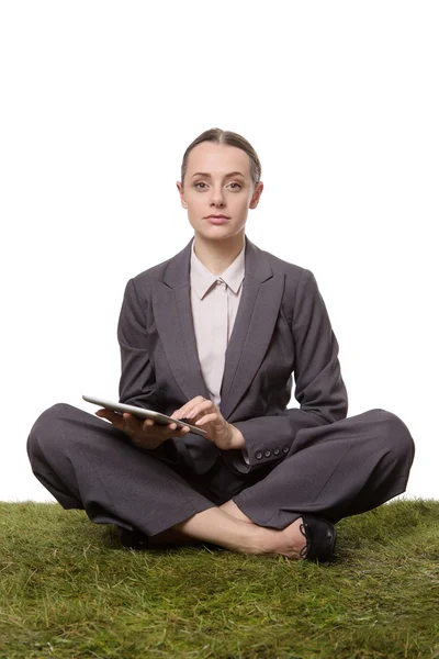 Business woman sitting on grass — Stock Photo, Image