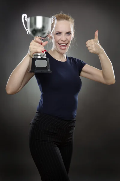 Бізнес-леді перемоги трофей . — стокове фото