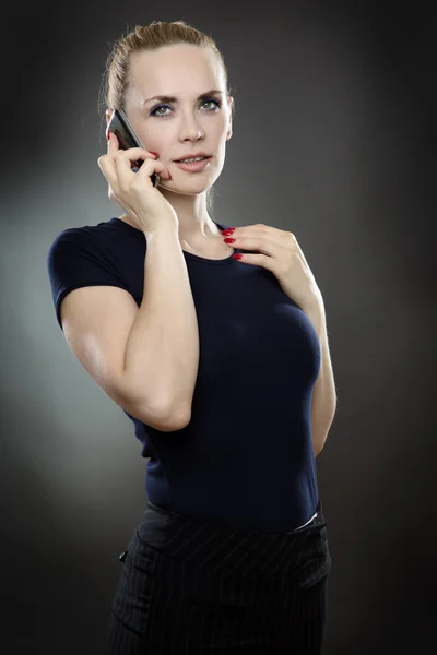 Modelo de negócio no telefone — Fotografia de Stock