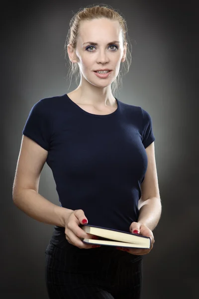 Mujer sonriente con libro —  Fotos de Stock