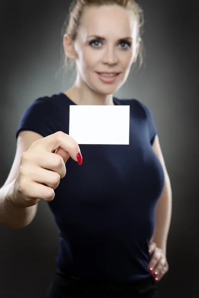 Vrouw met kleine visitekaartje — Stockfoto