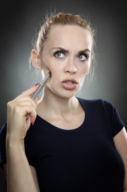 Düşünme kadın kalem ile