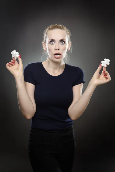 Mujer pensante con pluma — Foto de Stock