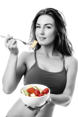 Güzel esmer yeme meyve salatası