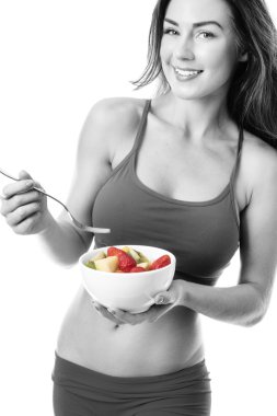 Güzel esmer yeme meyve salatası