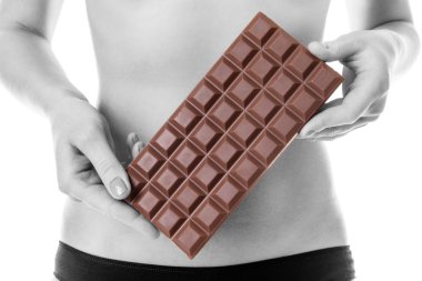 bir bar çikolata tutan ince kadın