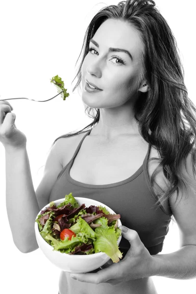 Jovem saudável comendo salada verde — Fotografia de Stock