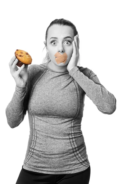 Frau mit Erste-Hilfe-Pflaster über Mund — Stockfoto