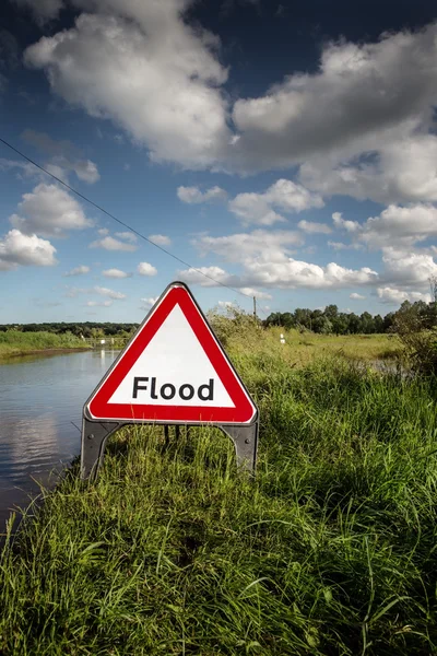 Panneau de signalisation inondé côté route — Photo