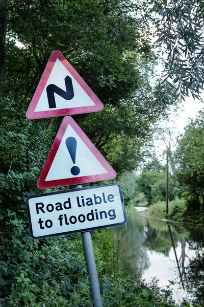 Panneau de signalisation inondé côté route — Photo