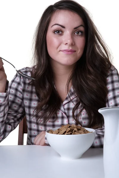 Giovane donna che mangia cereali — Foto Stock