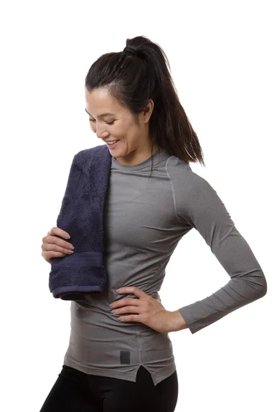 Mujer fitness con toalla — Foto de Stock