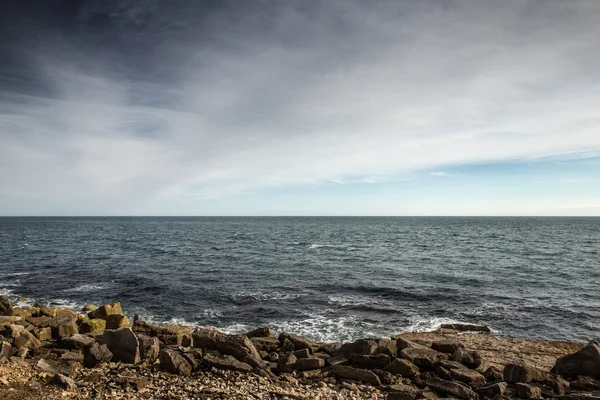 Gökyüzü deniz ve kayalar — Stok fotoğraf