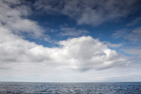 Nur Meer und Wolken — Stockfoto