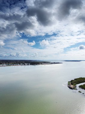 Essex İngiltere 'sindeki nehir karasu üzerinde kuş bakışı görüş