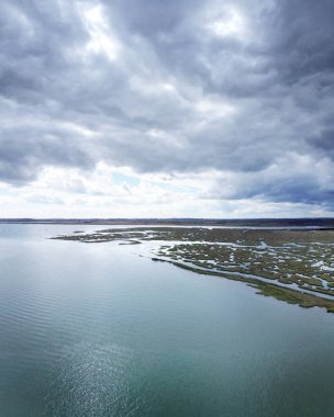 Essex İngiltere 'sindeki nehir karasu üzerinde kuş bakışı görüş