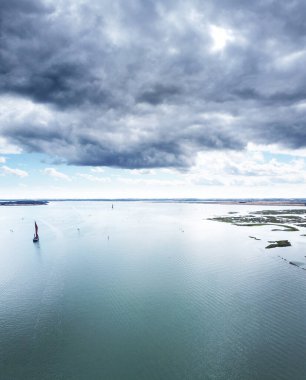 Kuşların gözü nehir nehrinin üzerinden Essex 'teki Heybridge Havzası' nın küçük köyüne bakar.