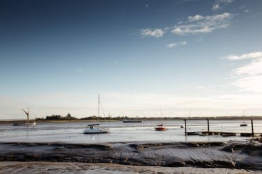 Maldon Essex İngiltere 'sindeki nehir çığırtkanının çamurlu düzlüklerinde kayıklar. 