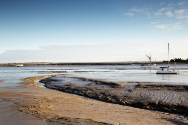 Maldon Essex İngiltere 'sindeki nehir çığırtkanının çamurlu düzlüklerinde kayıklar. 