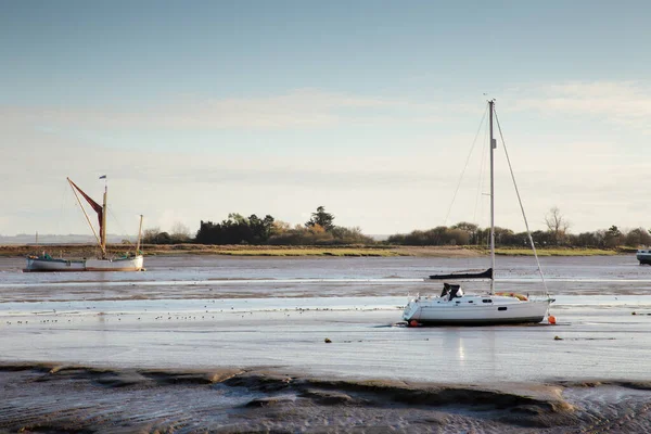 Βάρκες Στα Λασπωμένα Διαμερίσματα Του Ποταμού Chelmer Στο Maldon Essex — Φωτογραφία Αρχείου