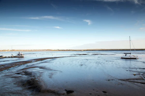 Barcos Los Pisos Barro Del Río Chelmer Maldon Essex Inglaterra — Foto de Stock