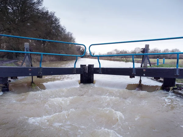 Alta Acqua Traboccante Una Serratura Essex Englang Dopo Sacco Precipitazioni — Foto Stock