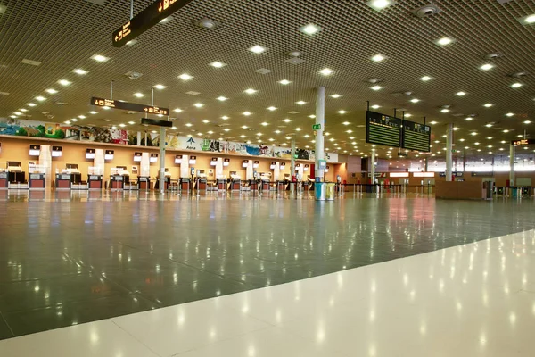 Flughafen Check Schalter Und Flughafen Leer Von Niemandem Fliegen Wegen — Stockfoto