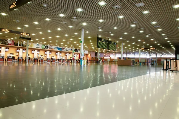 Airport Check Desk Airport Empty One Flying Due Coronavirus — Stock Photo, Image