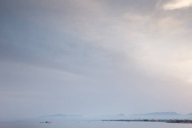 Alacakaranlıkta İspanya 'daki Salau' nun plaj ön görüntüsü