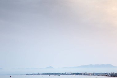 Alacakaranlıkta İspanya 'daki Salau' nun plaj ön görüntüsü