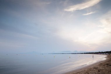 Alacakaranlıkta İspanya 'daki Salau' nun plaj ön görüntüsü