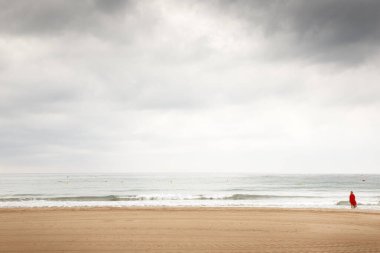 İspanya sahillerinde denize bakan biri.