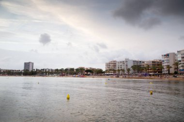 Alacakaranlıkta İspanya 'daki Salau' nun plaj ön görüntüsü