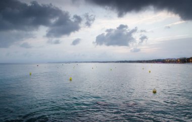 Alacakaranlıkta İspanya 'daki Salau' nun plaj ön görüntüsü