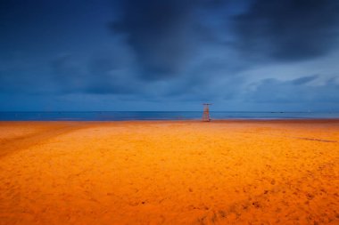 Salou İspanya sahilindeki cankurtaran kulesinde gece vakti ortalıkta kimse yokken.