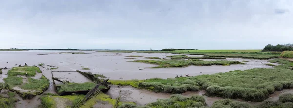 Panorámás Tájkép Egy Régi Elhagyatott Hajóról Maldon Iszappartján Essex Angliában — Stock Fotó