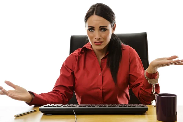 Vrouw handboei aan Bureau — Stockfoto