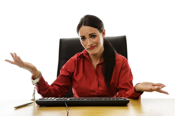 Vrouw handboei aan Bureau — Stockfoto