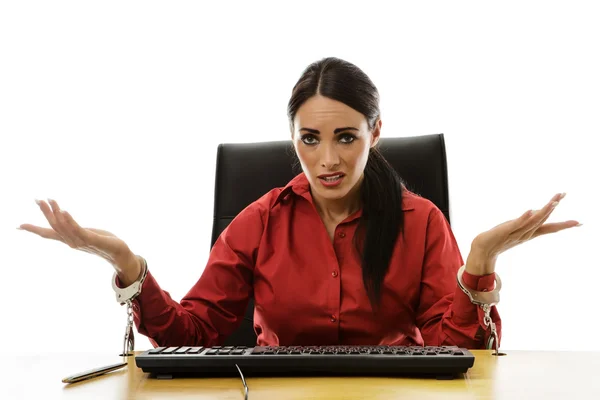 Vrouw handboei aan Bureau — Stockfoto