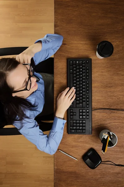 Kvinna som arbetar vid skrivbord skott från ovan — Stockfoto