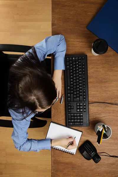 Mujer trabajando en escritorio disparo desde arriba —  Fotos de Stock