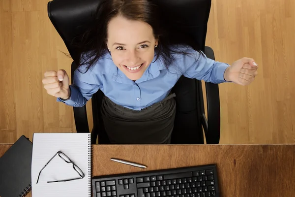Kobieta pracuje przy biurku strzał z góry — Zdjęcie stockowe