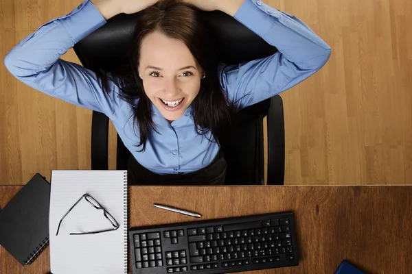 Mujer trabajando en escritorio disparo desde arriba —  Fotos de Stock