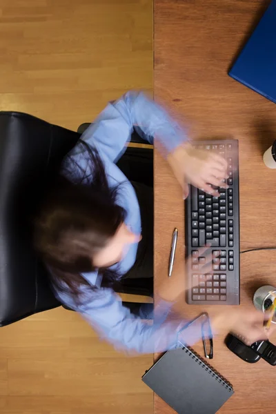 Mujer trabajando en escritorio disparo desde arriba —  Fotos de Stock