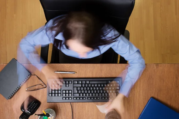 Mujer trabajando en escritorio disparo desde arriba —  Fotos de Stock