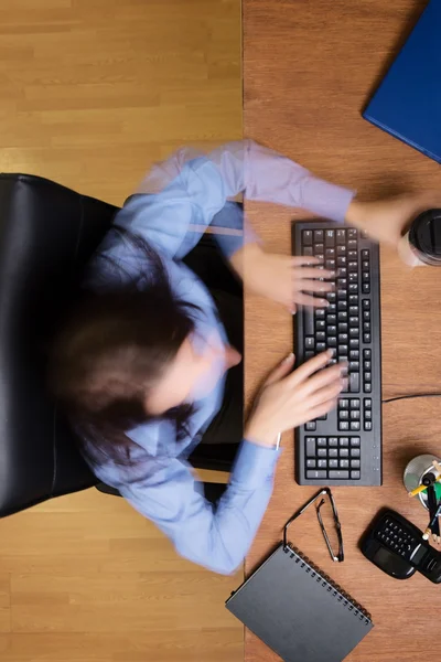 Mujer trabajando en escritorio disparo desde arriba —  Fotos de Stock