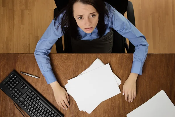 Kvinna som arbetar vid skrivbord skott från ovan — Stockfoto